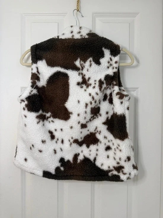 Women’s cowgirl Brown & White Faux Shearling Vest - Picture 2 of 4